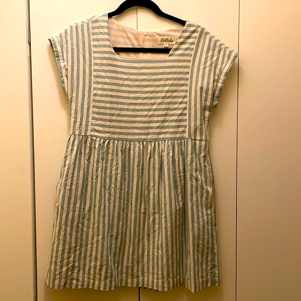 Listicle Green-tan stripped babydoll style dress with pockets. Sz S